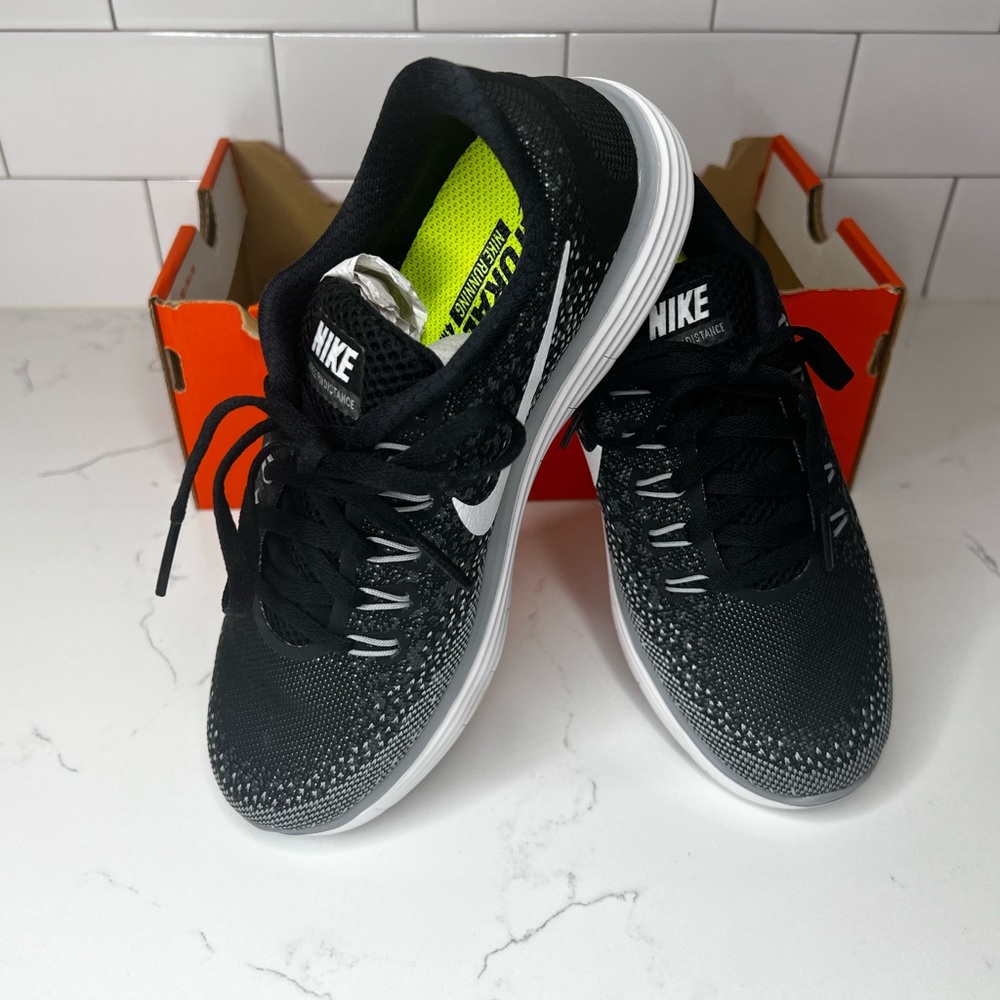 NWT Nike Free Run Distance Womens Shoes in Black, White, and Grey